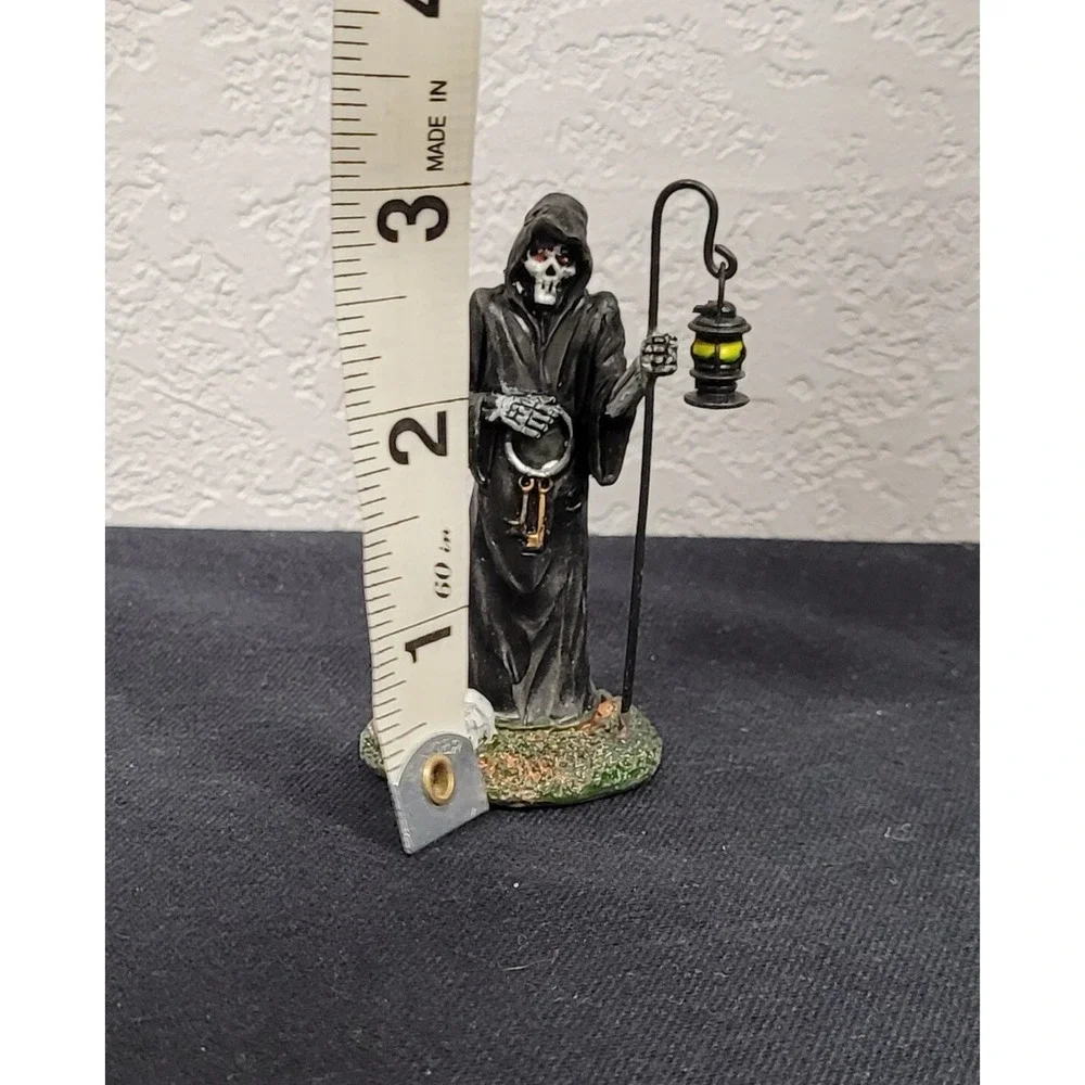 Lemax Keymaster #02913 Figurine Spooky Town Halloween Village